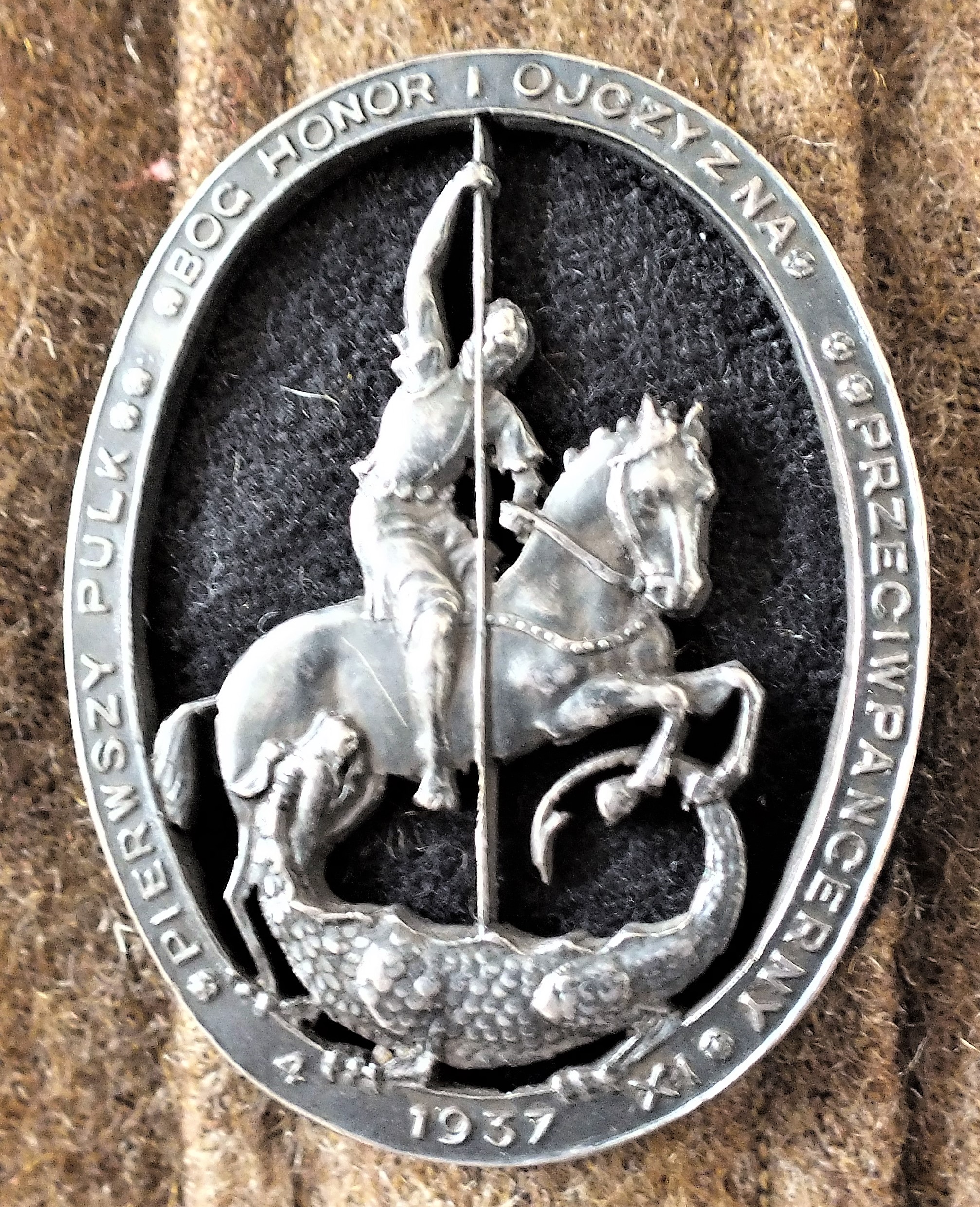 Badge of the 1st Anti-Tank Regiment from 1937, depicting Saint George on horseback slaying a dragon, with the inscription 'God, Honor, and Fatherland'.