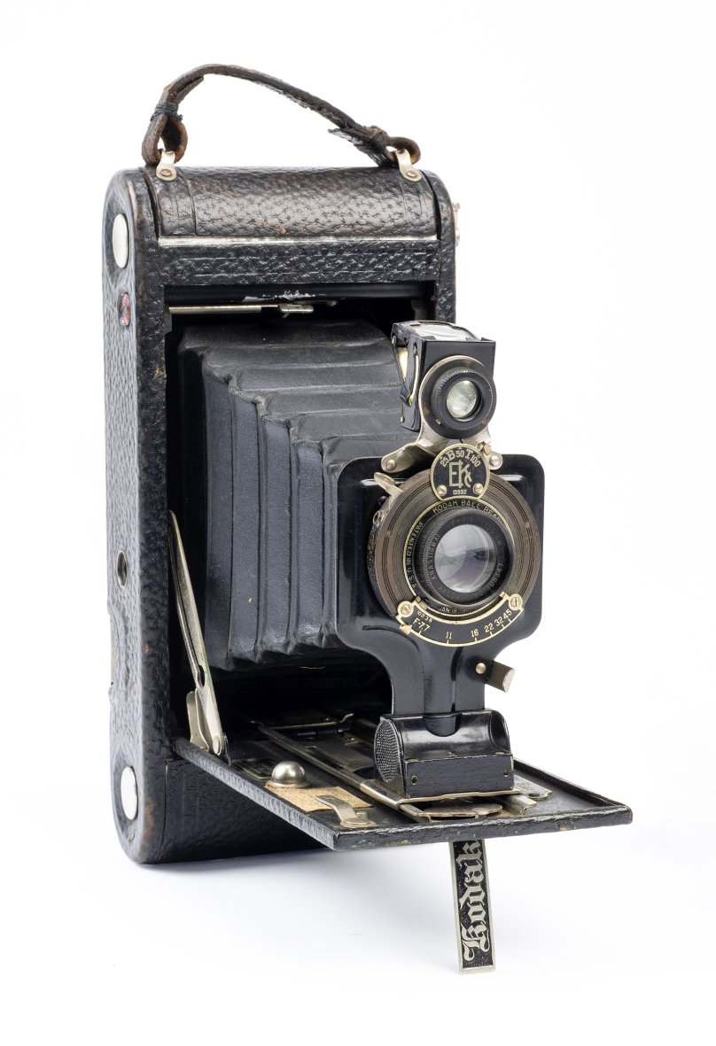 Stary aparat fotograficzny Kodak z mieszkowym obiektywem i skórzanym etui.