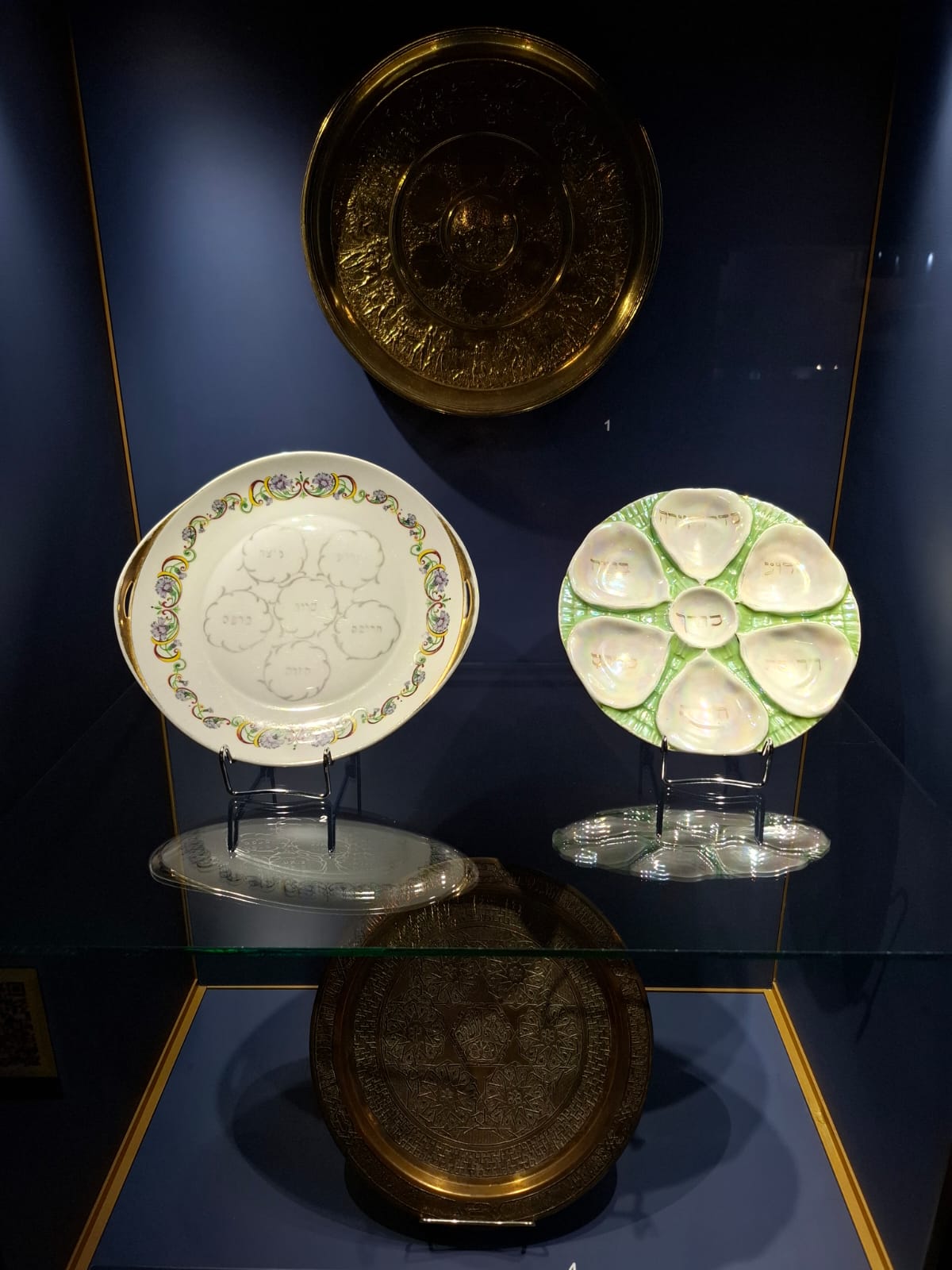 Trzy dekoracyjne talerze